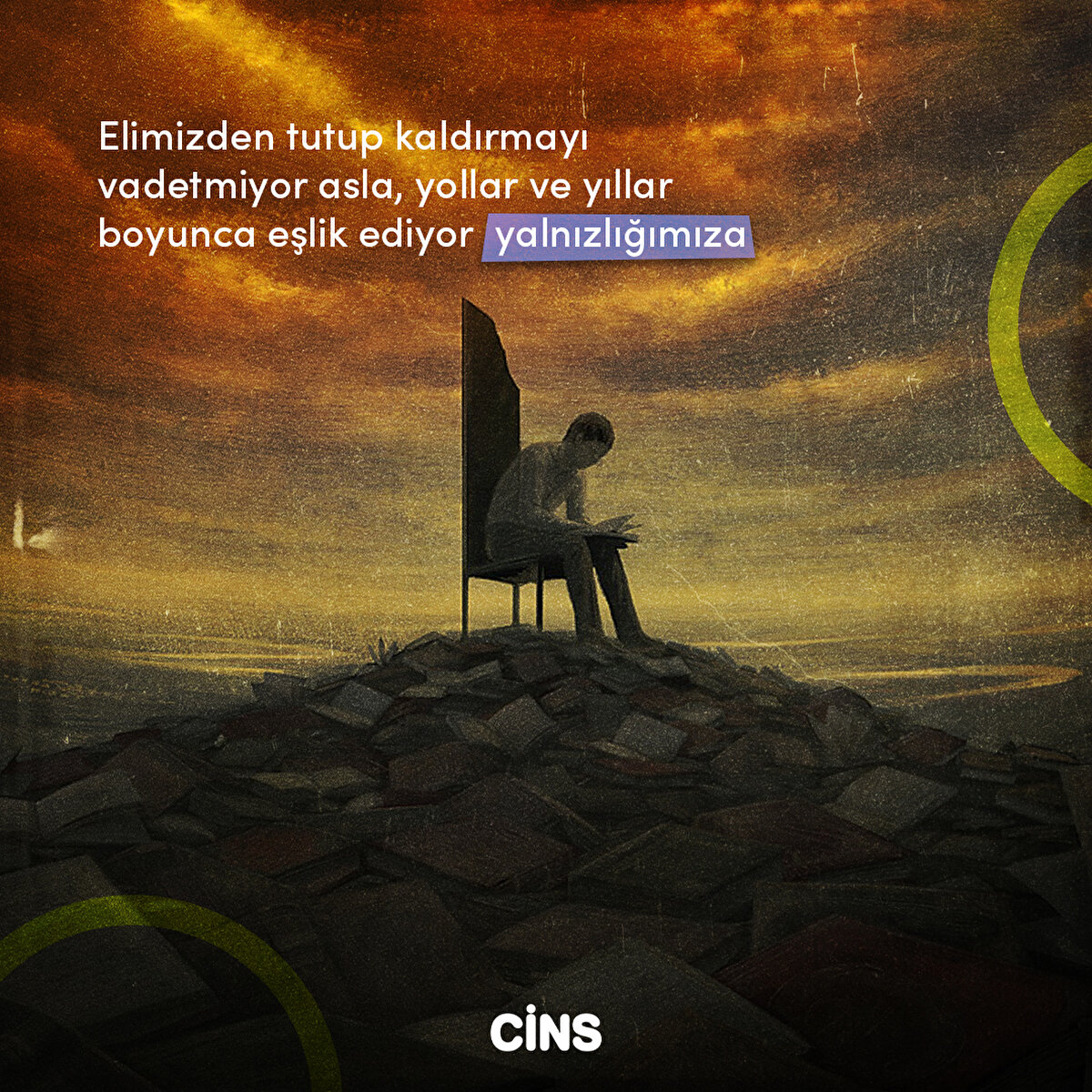 Elimizden tutup kaldırmayı vadetmiyor asla, yollar ve yıllar boyunca eşlik ediyor yalnızlığımıza