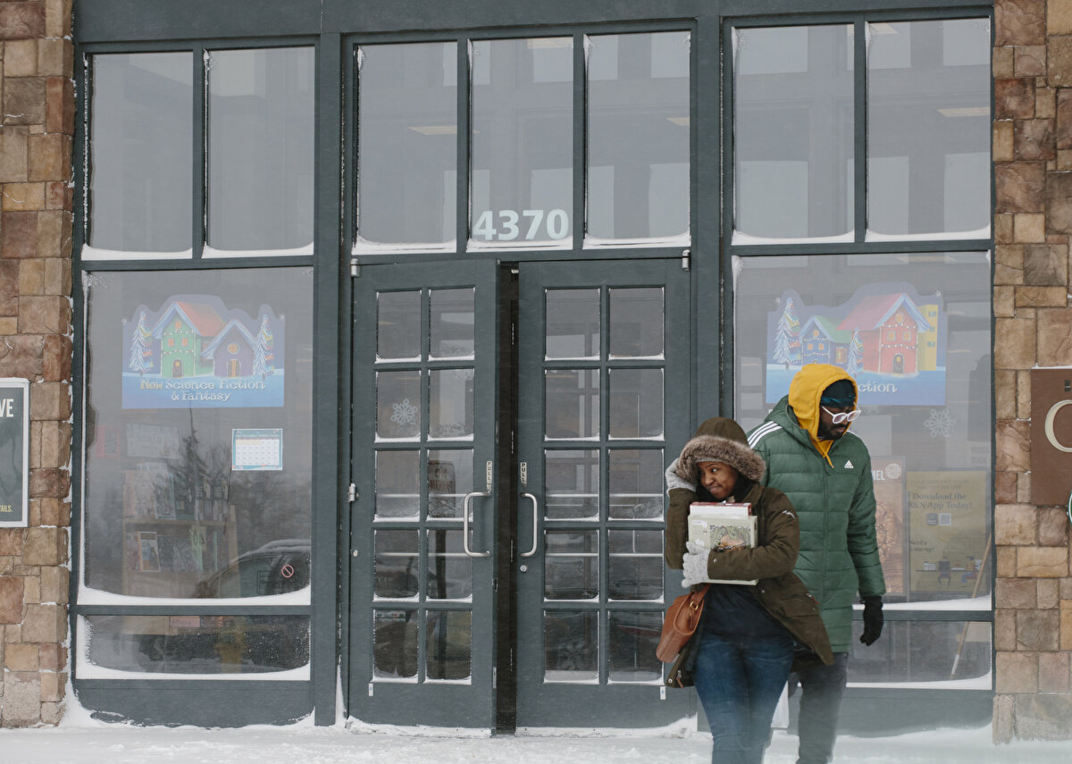 Bir bomba kasırgası, çok hızlı yoğunlaşan bir fırtınadır.<br><br>Bomba siklonları, Dünya yüzeyine yakın hava atmosferde hızla yükseldiğinde oluşur ve barometrik basınçta ani bir düşüşü tetikler.