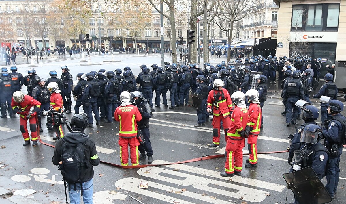 Paris'teki saldırıyı protesto eden terör örgütü PKK yanlıları, İngiltere'nin başkenti Londra'da da Fransa'nın Londra Büyükelçiliği önünde toplandı.<br><br>