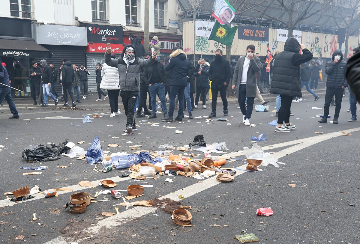 Paris'teki gösteride çoğu yüzünü maskeyle kapatan, havai fişek ve maytaplarla da adeta ortalığı savaş alanına çeviren PKK yanlısı saldırganlar, otobüs duraklarını tahrip ederken, sivillere ait çok sayıda otomobil ve motosikleti ters çevirerek ateşe vermişti.<br><br>