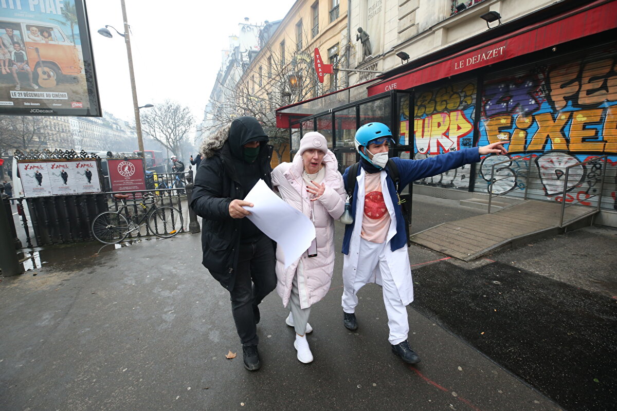 Nunez, şiddet olayları sırasında çok sayıda aracın ve 15 vitrinin tahrip edildiğini, bölgeye yanan eşyaları söndürmek üzere itfaiyecilerin geldiğini aktardı.<br><br>Şiddet olayları nedeniyle 11 kişinin de gözaltına alındığı belirtildi.