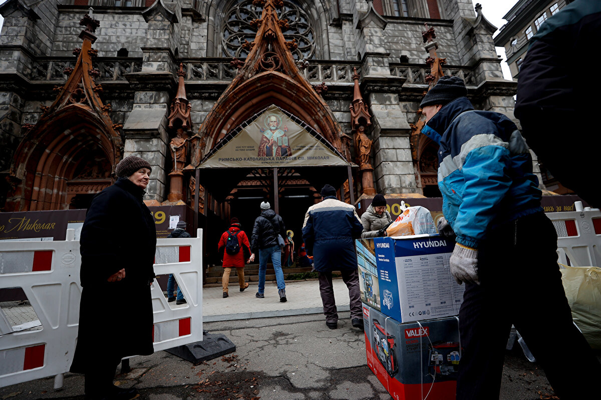 Elektrik ve telefon hizmetlerinin verilmesiyle hayatın normale dönmesi için çalışılan şehirde son günlerdeki Rus saldırıları sonucu yaralanan ve hayatını kaybeden siviller oldu.<br><br>