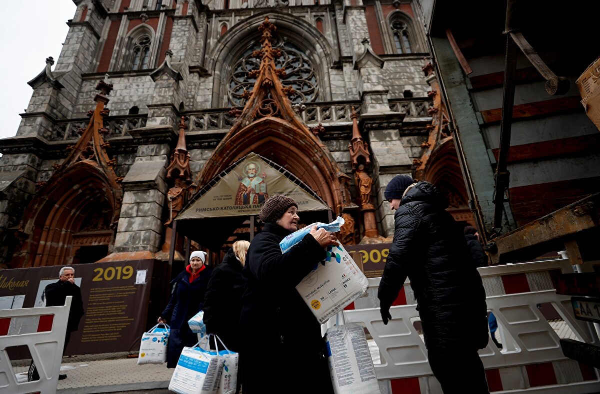 Herson'da yaşayan insanların zor durumda olduklarını ve daha çok yardıma ihtiyaç duyduklarını belirten Mlinarich,"Kendi imkanlarımızla topladığımız insani yardım malzemelerini Herson'a gönderiyoruz." dedi.<br><br>