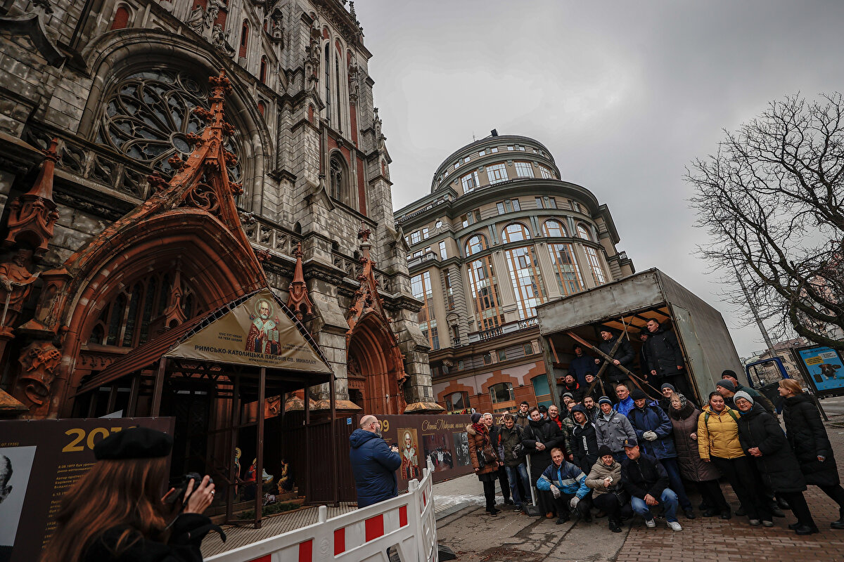 Kiev'deki Aziz Nicholas Katedrali'nin önüne sabah saatlerinde gelen tır, Herson şehrine gönderilecek insani yardım malzemeleriyle dolduruldu.<br><br>