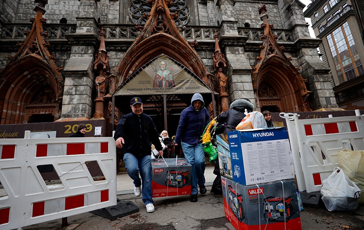 Ukraynalı yetkililer, en son 24 Aralık'ta Rus güçlerinin Herson kentine düzenlediği saldırıda 10 sivilin yaşamını yitirdiğini, 60'a yakın kişinin yaralandığını duyurmuştu.