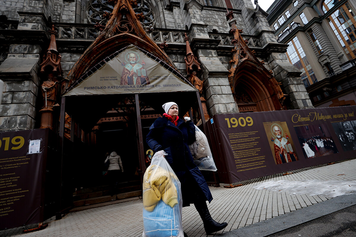 "Herson'da kalanlar bizden daha zor şartlarda yaşıyor"<br>Herson'a gidecek insani yardım tırına malzemelerin yüklenmesine yardım eden Kiev sakinlerinden 39 yaşındaki Kirill Mlinarich, AA muhabirine yaptığı açıklamada, Herson'la dayanışma için yardım topladıklarını söyledi.<br><br>