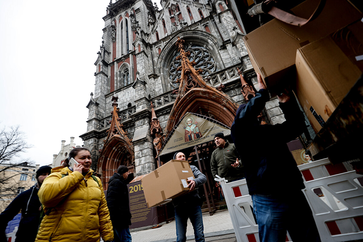 Rus ordusunun Ukrayna'da enerji altyapısına yönelik gerçekleştirdiği saldırılar nedeniyle Kiev'de de elektrik kesintilerinin sürdüğüne dikkati çeken Mlinarich, "Biz Kiev'de de donuyoruz soğuktan, elektrikler yok ama bizden daha zor şartlarda kalan insanlar var." dedi.<br><br>Mlinarich, dün Noel Bayramı'nı kutladıklarını dile getirerek, bayram günlerinde merhamet ve dayanışmanın büyük önem taşıdığını vurguladı.