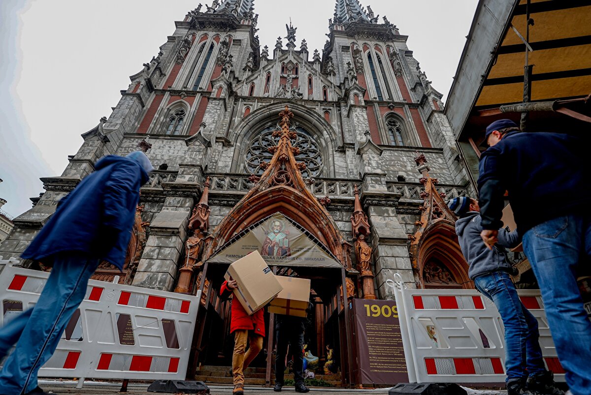 Herson'da yaşayanlara yardım amacıyla çeşitli ülkelerden getirilen ve kilisede depolanan jeneratör, elektrikli ısıtıcı ve diğer malzemeler de tıra yüklendi.<br><br>