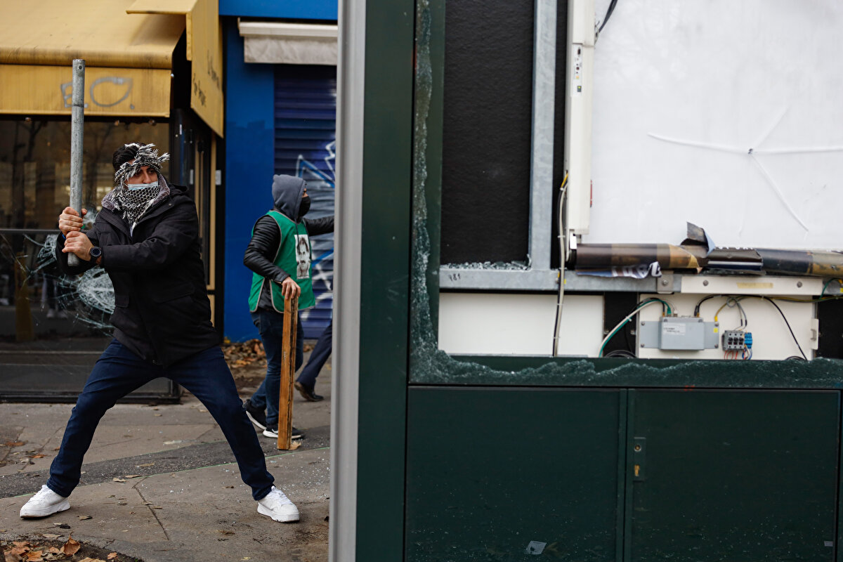 Polis, taş ve sopalarla saldıran protestoculara, göz yaşartıcı gazla müdahale etti. Yaralananlar ve gözaltına alınanlar oldu.<br><br>