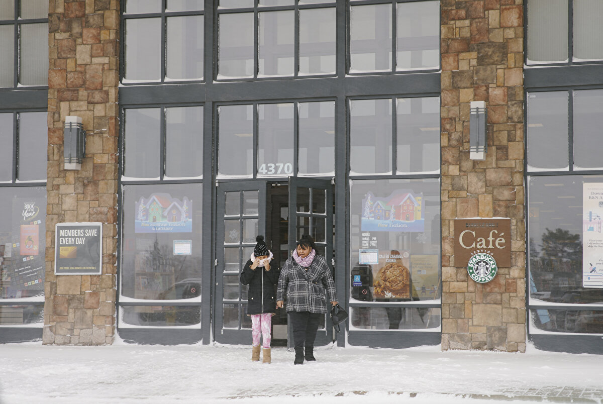 Yoğun kar yağışının olduğu bazı bölgelerde acil durum ilan edilerek, sürüş yasağı getirildi. Bazı eyaletlerde elektrik şebekesi operatörleri ise kapasite sorunu nedeniyle kullanıcılardan tasarruflu olmaları için çağrıda bulundu.<br><br>Ülkede milyonlarca kişi kar fırtınası nedeniyle elektrikten yoksun kalarak evlerine hapis oldu.