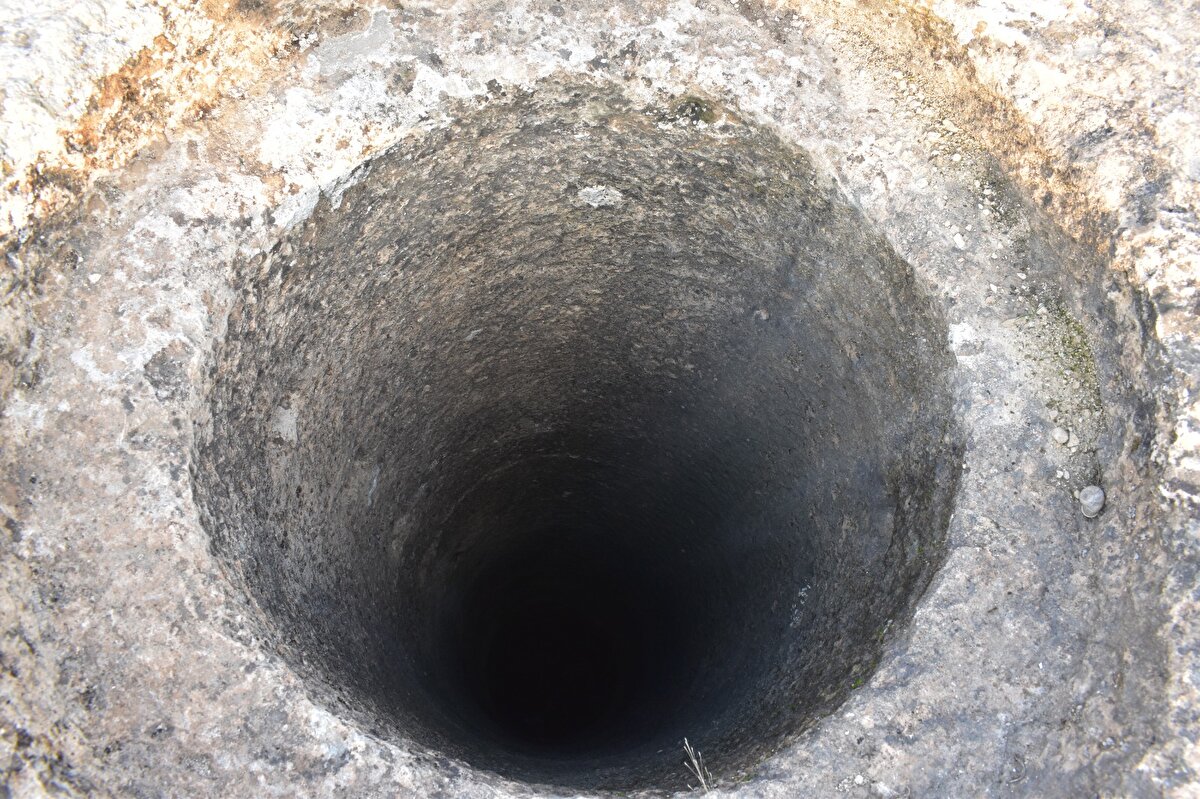 'YÜZEY ARAŞTIRMASINDA TESPİT ETTİK'<br>Cumhurbaşkanlığı Kararnamesi ile 2021'de Hasankeyf'te görevlendirildikten sonra özellikle hafta sonlarında boş kalan zamanlarında yüzey araştırması yaptıklarını söyleyen Doç. Dr. Erdal, "Kazıda görevli olan arkadaşlarla, öğrencilerle beraber arazide yüzey araştırması tarzında çeşitli etkinlikler gerçekleştirdik. Bu etkinlik çerçevesinde kanalı tespit ettik. Bu kanal aslında yöre halkı tarafından bilinen bir kanal ancak kanalın yapılan arşiv çalışmalarında, muhtelif kazılardan aslında bu kanalın Artuklular dönemine ait olduğu anlaşılıyor. İlk defa Artuklular döneminde yapılan bu kanal sistemi daha sonra Eyyubiler döneminde farklı yerlerden getirilen kanallarla Hasankeyf'in su ihtiyacı karşılanmıştır" dedi.