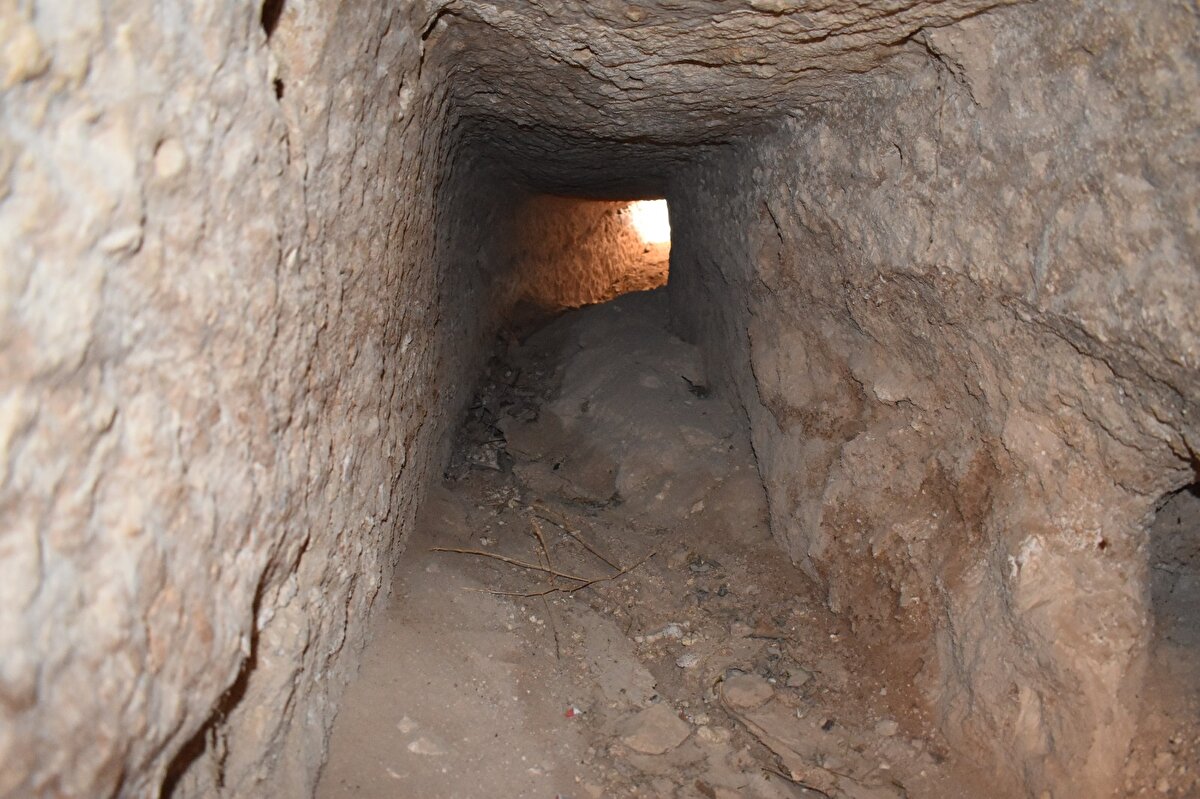 Bu kanalın özelliği ise suyu, kaynağından kaleye ulaştırma noktasında suyun debisi, arazinin topoğrafik yapısı ve eğimi kullanılmış. Bunun haricinde ise alçak seviyeden yüksek seviyeye suyun çıkarılması noktasında bize bilgiyi 1280 yılında bölgeye gelen İbn-i Şeddad vermektedir. Şeddad, kalenin doğusundan bir alandan alınan suyun kale meydanına kadar nakledildiğinden bahsetmektedir. Bu ise özellikle Şap vadisi gibi bir vadi üzerinden muhtemelen bir köprü veya buna benzer bir sistem kurularak su alçak seviyeden yüksek seviyeye çıkarılmıştır ki bunun için muhtemelen 'kapiler su kuvveti' dediğimiz ince borulardan faydalanılarak dönemin künk borularıyla kaleye su çıkarmış olmalarıdır. Bu bağlamda 1330'lu yıllarda Eyyubiler döneminde Hasankeyf'te yapılan su kanalı, bunun aslında Artuklular döneminde yapıldığını göstermesi açısından önemlidir" diye konuştu.