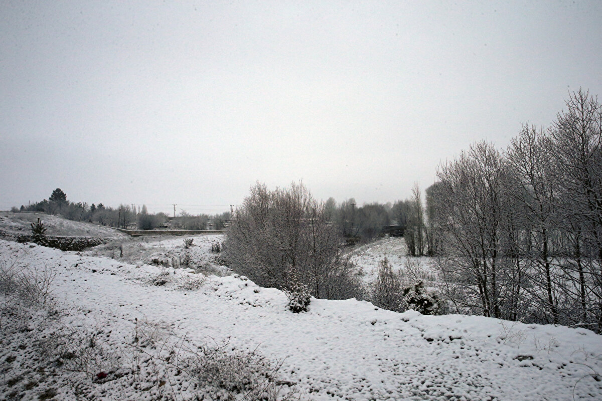 Kara yolları ekipleri yollarda kar küreme çalışması yaptı.
