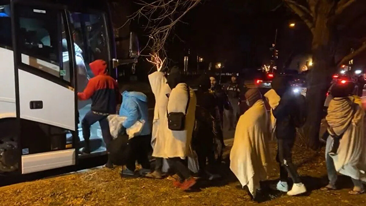 Diğer taraftan otobüsleri kimin gönderdiği belli olmasa da Teksas valisi Greg Abbott da dahil olmak üzere birçok Cumhuriyetçi vali, daha önce ABD Başkanı Joe Biden'ın göçmenlik politikalarını protesto etmek için Washington D.C. ve New York gibi Demokratik şehirlere göçmen göndermişti.<br><br>