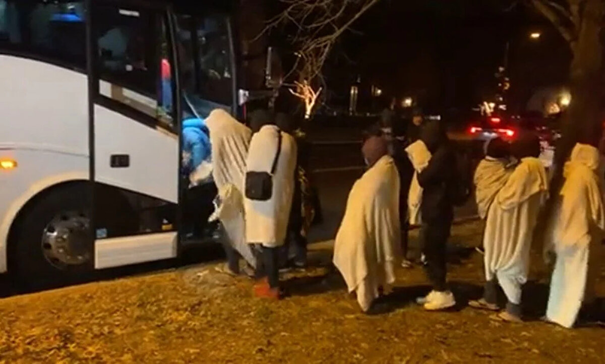 Göçmen Dayanışma Karşılıklı Yardım Ağı üç otobüs dolusu göçmenin bir kiliseye sığındığını ve onlara sıcak yiyecek ve giyecek sağladığını açıkladı. Ağın gönüllülerinden biri olan Amy Fischer, "İlk otobüs geldiğinden beri bunu yapıyoruz. Washington D.C., ister Noel Arifesi, ister dışarısı  eksi 20 derece, ister dışarısı 90 derece olsun, insanları karşılamak için kollarını açmaya her zaman hazır bir şehir olarak kendini göstermeye devam ediyor" dedi.<br><br>