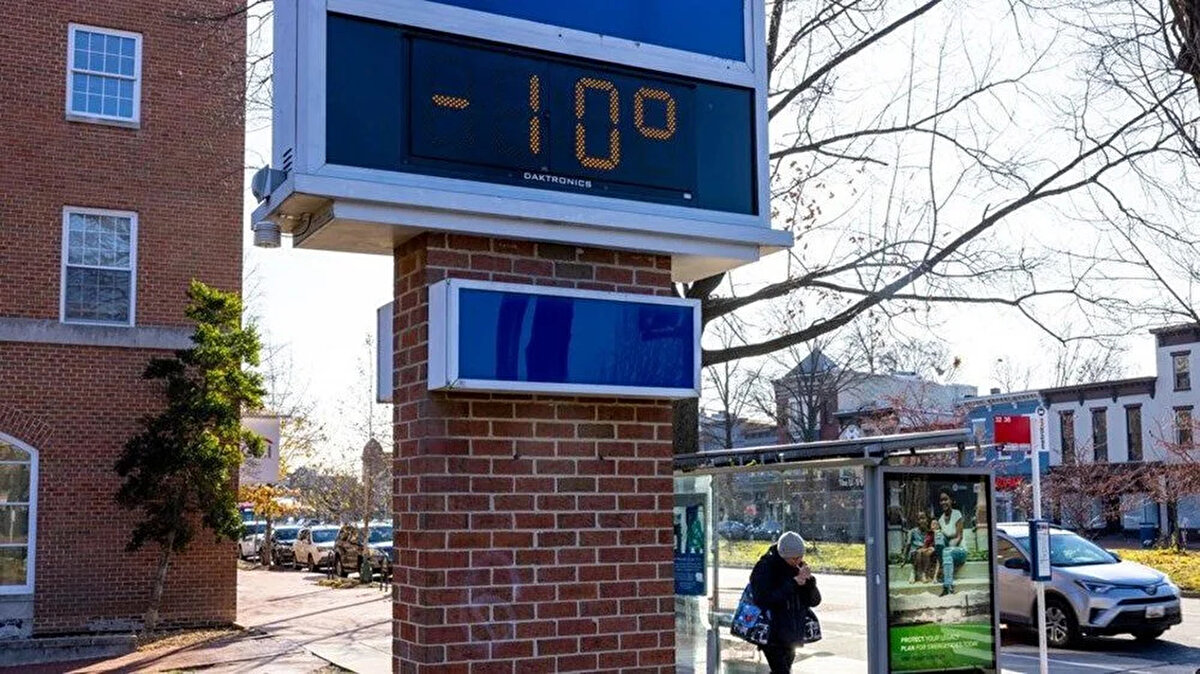 EKSİ 10 DERECEDE SOKAĞA BIRAKILDILAR<br>CNN International’ın bildirdiğine göre ise Washington D.C.’de sıcaklıkların eksi 10 dereceye düştüğü aşırı kış hava koşullarında bazı insanlar tişört ve şort gibi yetersiz giysiler giyiyordu.