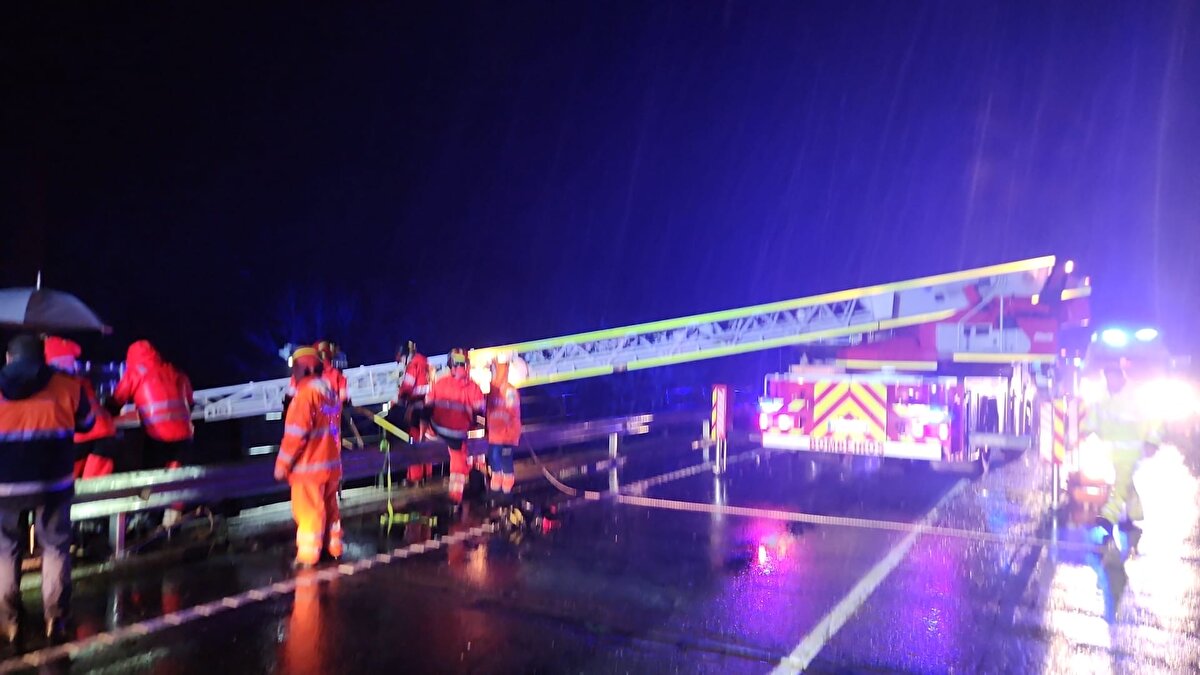 Yaralı olarak kurtarılan otobüs sürücüsü ve bir yolcunun hastaneye kaldırıldığı, arama ve kurtarma çalışmalarının sonuçlandığı belirtildi.