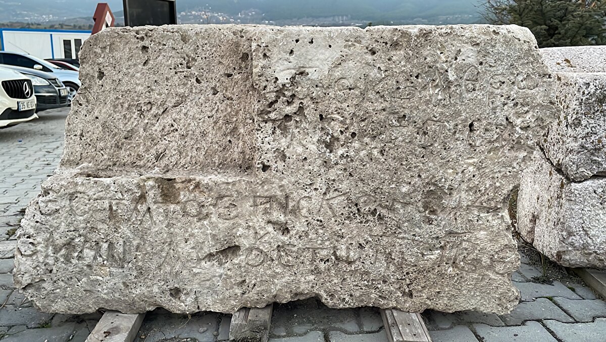 Hadrianopolis<br><br>Milattan önce 1'inci yüzyılda kurulan ve milattan sonra 8'inci yüzyıla kadar yerleşim yeri olarak kullanılan antik kent, ilçenin 3 kilometre batısında yer alıyor.<br><br>Hadrianopolis Antik Kenti'nde, İncil'de adı geçen nehirler Geon, Phison, Tigris ve Euphrates'un yer aldığı, at, fil, panter, geyik ve grifon (sanat tarihinde görülen karışık bir hayvana verilen isim) gibi birçok hayvanın tasvir edildiği kiliselerin tabanındaki mozaiklerle ünlenen ve bu nedenle "Karadeniz'in Zeugması" şeklinde adlandırılan antik kentte, şimdiye kadar iki hamam, iki kilise, bir savunma yapısı, kaya mezarları, tiyatro, bir kemerli ve kubbeli yapı, anıtsal kültik niş, sur, villa, diğer anıtsal binalar ile bazı kült alanları gibi yapılar bulundu.<br>