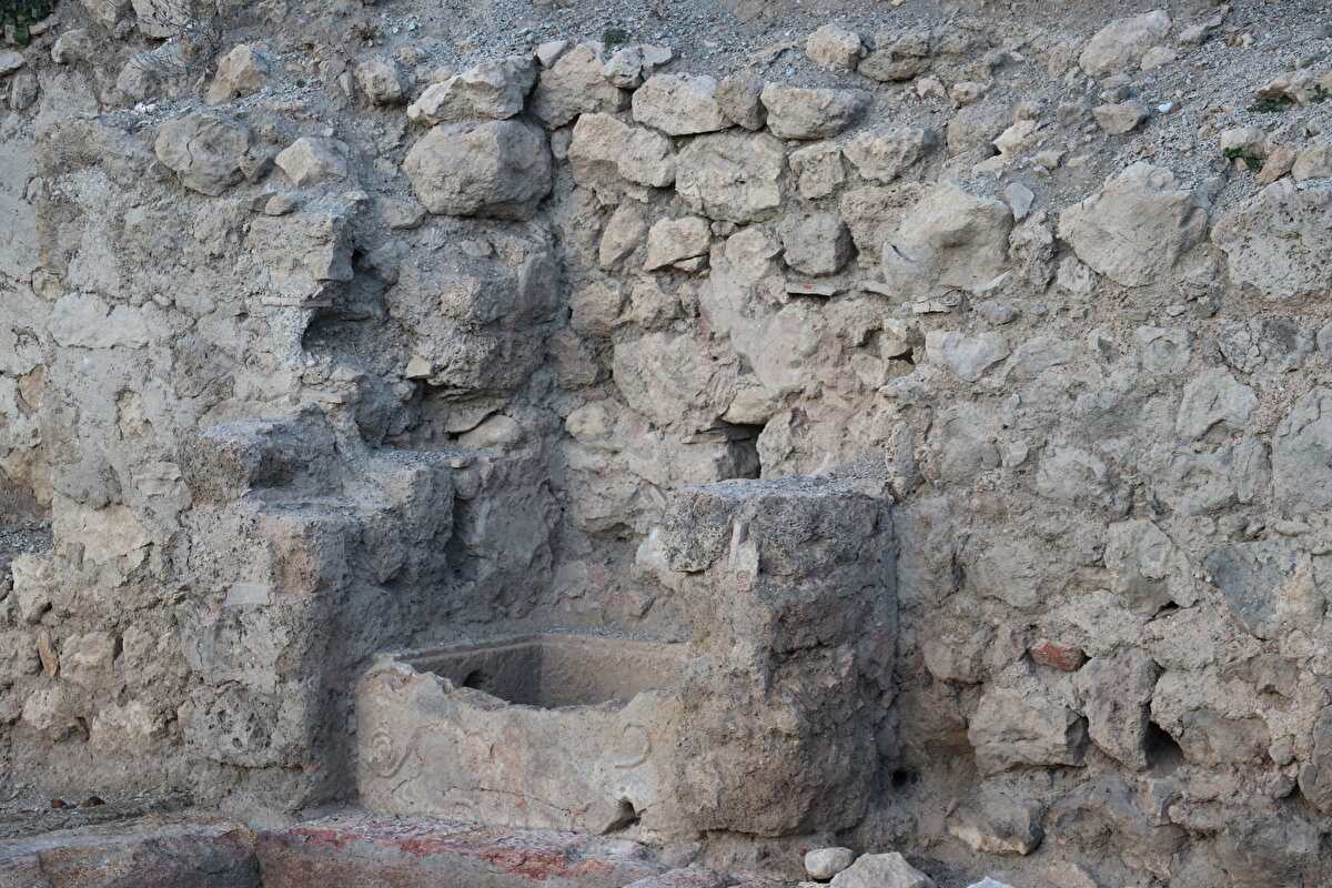 Önceliklerinin kalenin duvarlarında sağlıklaştırma işlemi yapılması olduğunu anlatan Çelikbaş, Kültür ve Turizm Bakanlığı, Türk Tarih Kurumu, Karabük Valiliği ve Eskipazar Belediye Başkanlığının destekleriyle çalışmaların süresini giderek uzattıklarını kaydetti.<br>