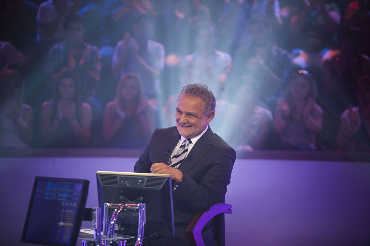 "TIPKI HAFIZALARDA KALDIĞI GİBİ"<br><br>Sosyal medya hesabından paylaşımda bulunan Zeybek, “Kenan Işık bıraktığınız gibi” dedi. Sanatçının görünüm olarak iyi olduğunu ve ailesinin çok iyi bir şekilde baktığını anlatan Zeybek, "Bakımı çok iyi. Kenan Işık’ı nasıl biliyorsanız öyle. Her gün sakal tıraşı yapılıyor ve besin takviyesi veriliyor. Yatan hastalarda genellikle yaralar çıkar, zayıflama olur. Kenan Işık bıraktığınız gibi. Ailesi tarafından çok iyi bakılıyor, tıpkı hafızalarda kaldığı gibi" ifadelerini kullandı.