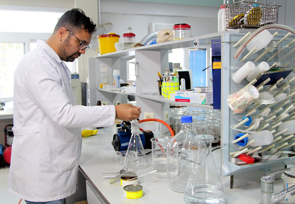 ÇÜ Su Ürünleri Fakültesi Su Ürünleri Temel Bilimleri Bölümü Öğretim Üyesi Doç. Dr. Sedat Gündoğdu, işlenmiş deniz ürünlerindeki mikroplastiklerin varlığını saptamak için Türkiye pazarında yer alan 7 üretici firmaya ait 33 farklı ton balığı markasını incelemeye aldı. Gündoğdu, laboratuvar ortamında ışık mikroskobu ve mikro-raman mikroskobu kullanarak ton balıklarını inceledi.