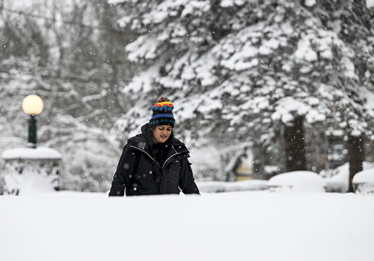 Kar fırtınasının en çok etkili olduğu Buffalo kentinde kar kalınlığının bir metreyi aştı, kentte araçların trafiğe çıkışı yasaklandı. Amerikalılar yoğun ve uzun kar yağışı korkusuyla marketlerdeki temel gıda malzemelerini tüketti, marketlerin rafları boşaltıldı. Yerel kaynaklara göre bir süper markette yağmalama olayları da yaşandı. Kar fırtınasında mahsur kalan Buffalo kentinin bazı sakinleri Noel'i itfaiye binalarında kutladı.<br><br>