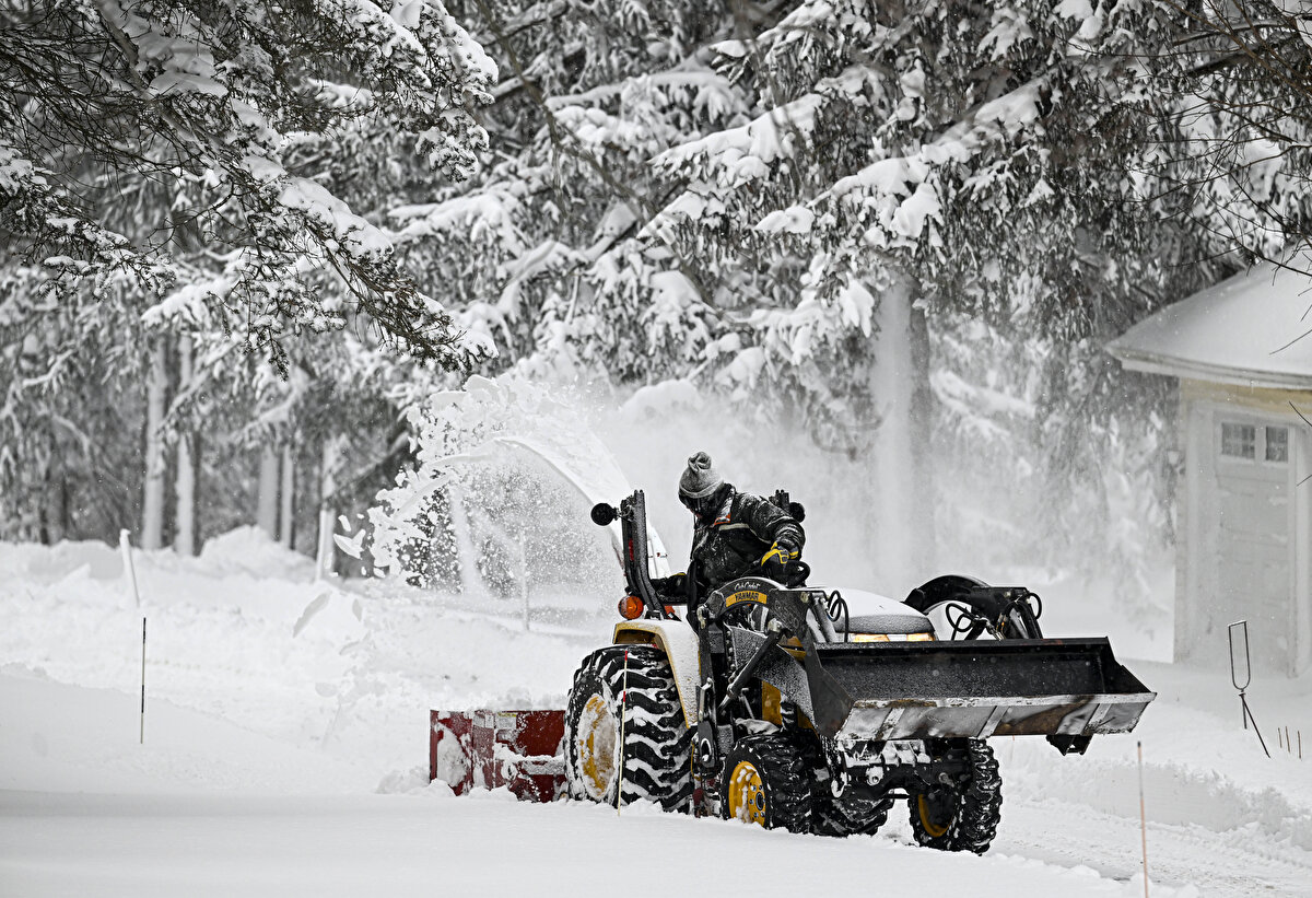Poloncarz, gün içinde de yaklaşık 20 santimetre kalınlığında kar yağmasını beklediklerini ifade ederek, "Bu korkunç bir durum. Sokakları açmaya ve temizlemeye ve henüz temizlenmemiş alanlara girmeye çalıştığımız için bu iyi olmadı." dedi.<br><br>