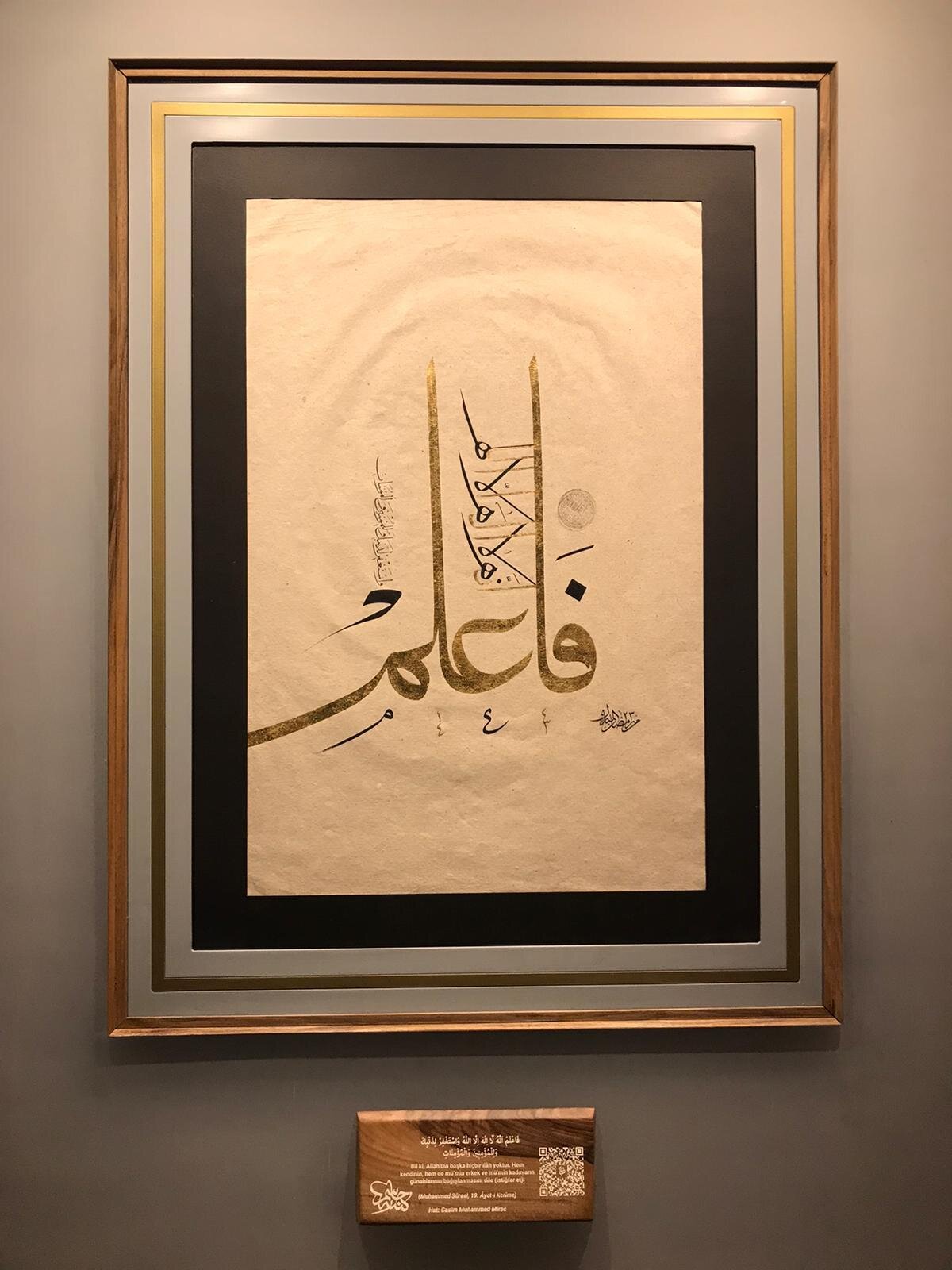 Bil ki, Allah’tan başka hiçbir ilah yoktur. Hem kendinin, hem de mü’min erkek ve mü’min kadınların günahlarının bağışlanmasını dile. (Muhammed Sûresi, 19) Hat: Casim Muhammed Mirac.