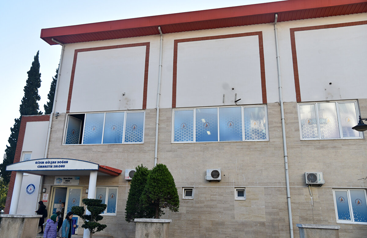 Bunun üzerine belediye yetkilileri, 3 gün içerisinde klimaların teslimini istedi. 19 Aralık'ta klimaların belediyeye teslim edilmemesi üzerine Asım Ç. hakkında kamu malına zarar verme, görevi kötüye kullanma ve dolandırıcılık iddiasıyla savcılığa suç duyurusunda bulunuldu.<br><br>Belediye Başkanı Ümit Uysal tarafından da personelin olayda ihmalinin bulunup, bulunmadığının tespiti için soruşturma başlatıldı. Klimaların maddi değerinin yaklaşık 600 bin lira olduğu belirlendi.<br>