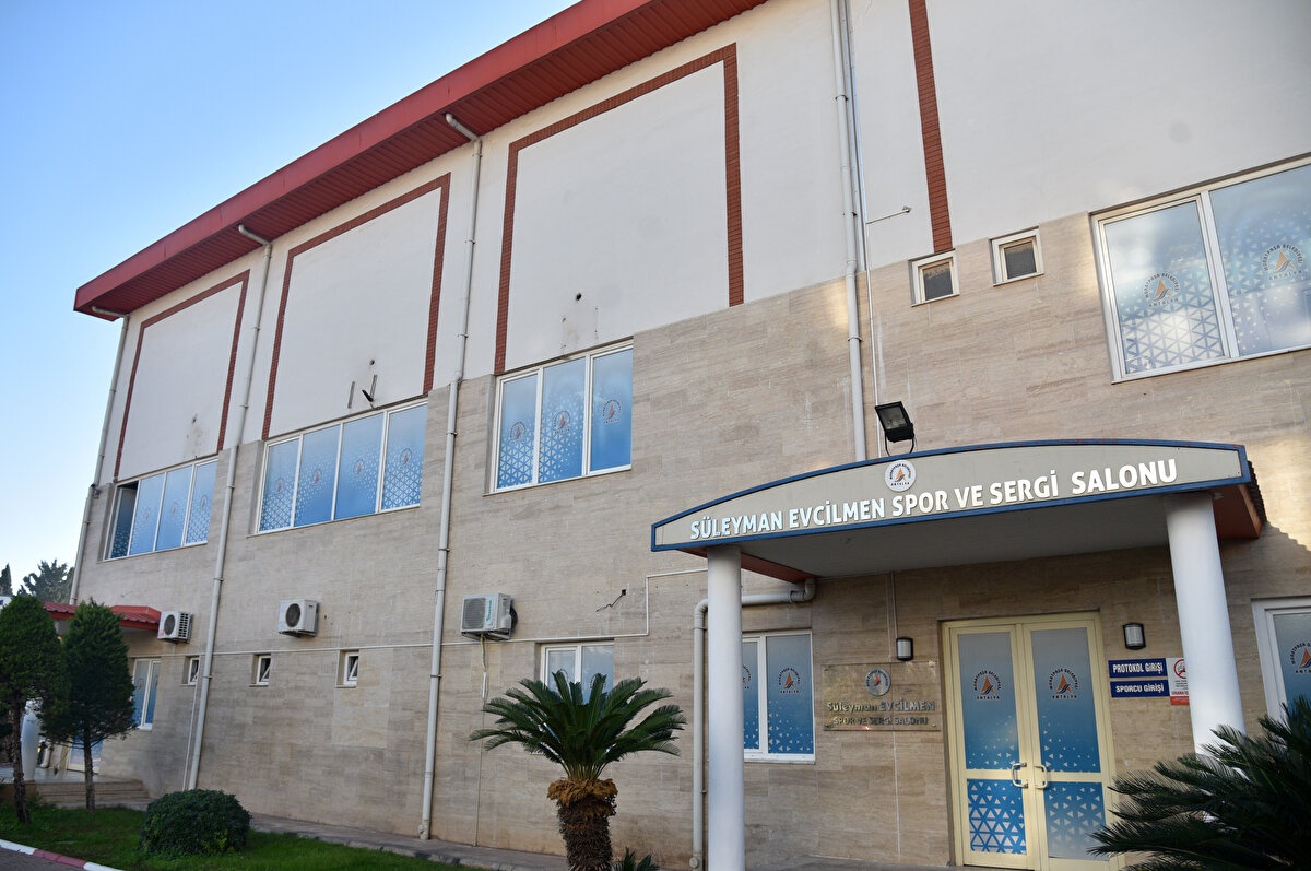 Yetkililer, belediye kanununa göre şartsız bağış olarak kabul edilecek hizmet için üst makamlardan onay aldı. Asım Ç., 14 Kasım'da belediyeye ait 8 spor salonu ve tesisteki 30 klimanın iç ve dış ünitesini söküp götürdü.<br>