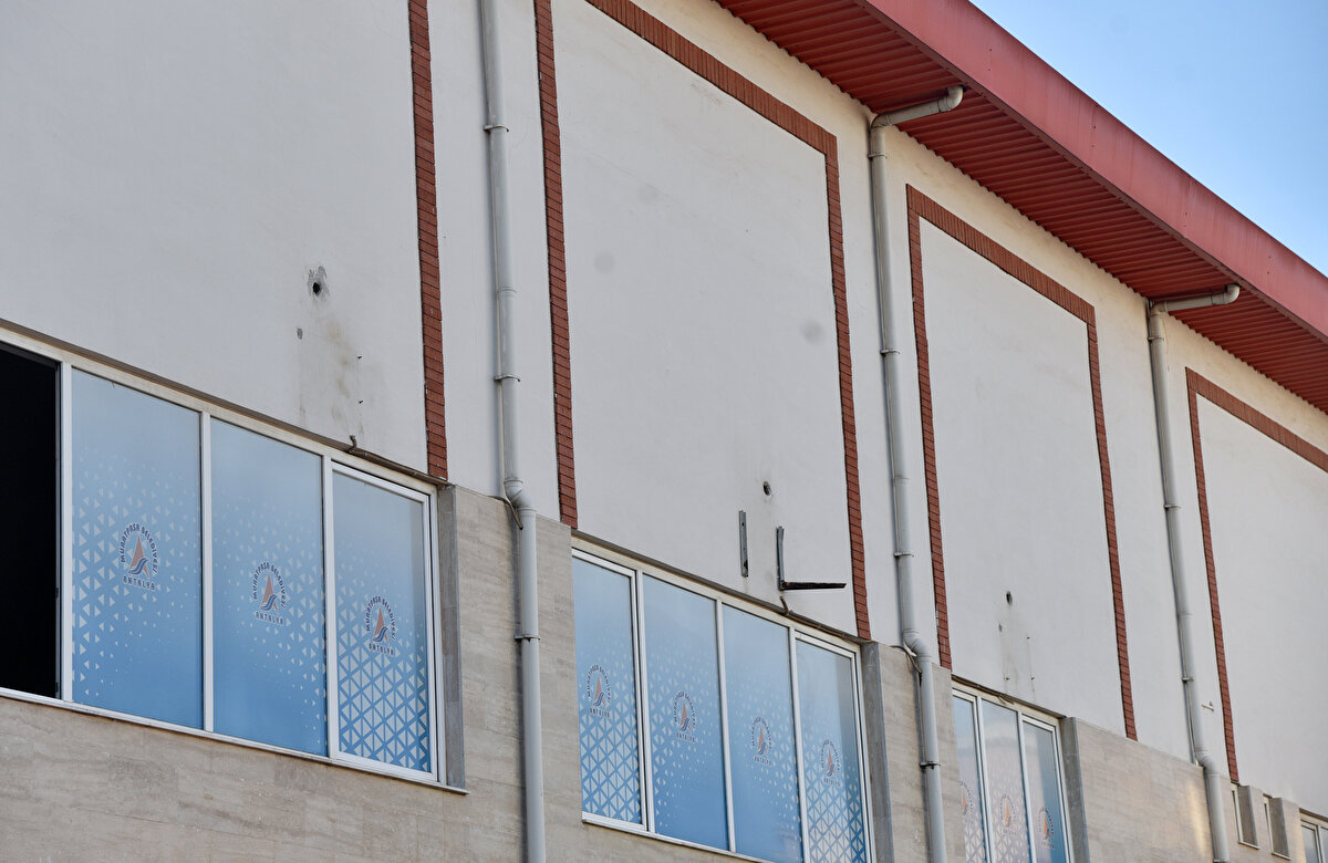 7 Kasım'da Muratpaşa Belediyesi Spor İşleri Müdürlüğü'ne başvuran Asım Ç., yetkililere şirket kurucusu babasının vasiyeti üzerine kamu kurumlarına ait klimalara ücretsiz bakım servisi sağladıklarını anlattı.<br>