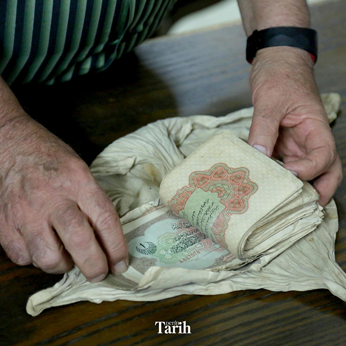 ▪ Sultan Mehmed Reşad döneminde basıldığı anlaşılan paralar, 10 adet yarımşar liralık, 117 adet birer liralık ve 5 adet de beşer liralık banknotlardan oluşuyor.