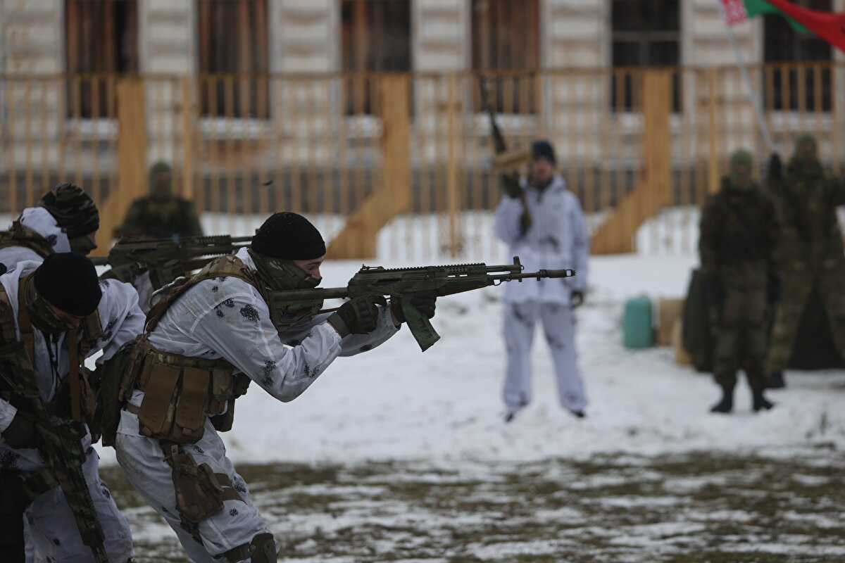 İngiliz Daily Mail gazetesi, Belarus askerlerinin yaptığı hareketleri “şoke edici” olarak yorumlarken, Belarus Devlet Başkanı Lukaşenko’nun da bu tugaya büyük bir önem verdiğine dikkat çekti.<br><br>