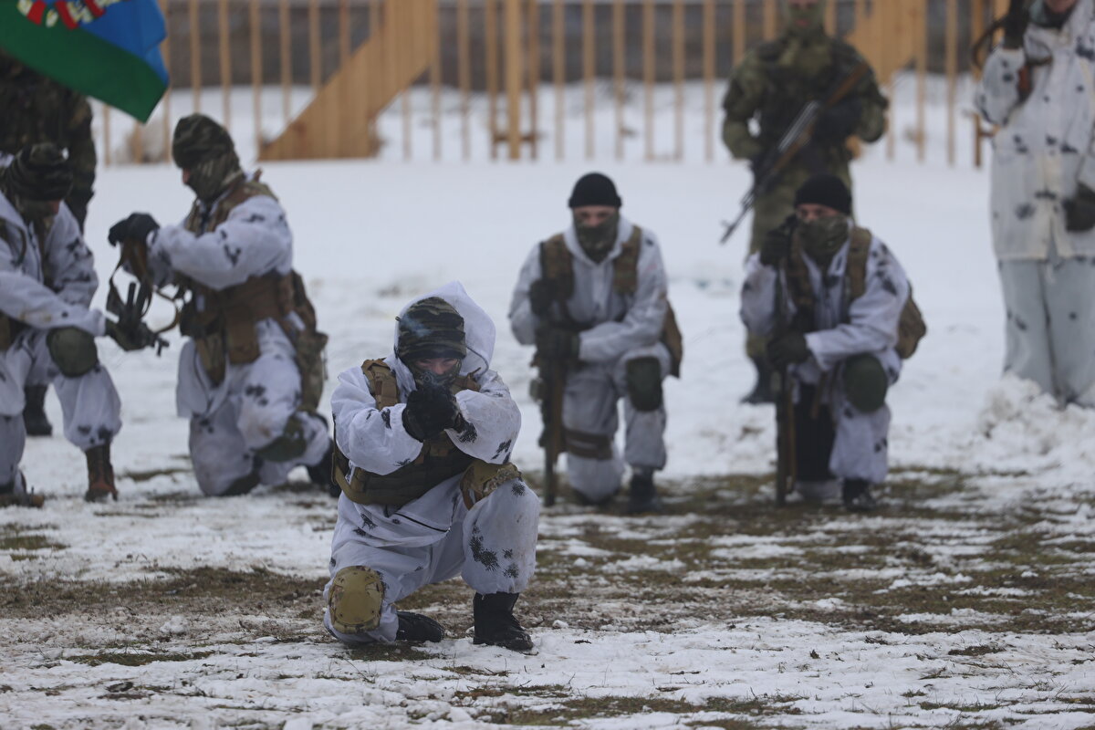 İngiliz medyası ise etkinliği, “Putin’in Ukrayna’daki savaşına katılmaktan daha kötü olamaz. Belarus özel harekat tugayı 60’ıncı yıl dönümünü birbirlerini yakarak ve yanan çekiçle birbirlerine vurdu” yorumunu yaptı.<br><br>