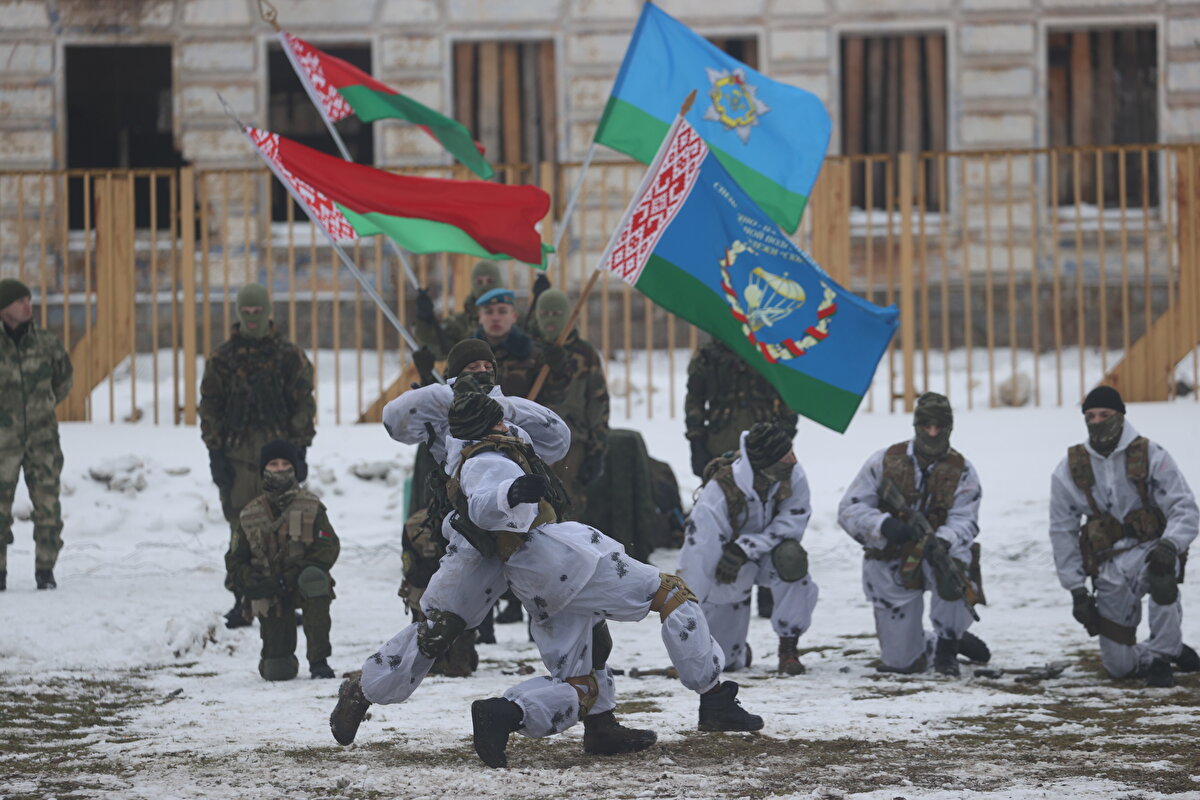 Belarus'un başkenti Minsk'te, 5. Özel Kuvvetler Tugayı'nın 60. yıl dönümü kutlandı. Kutlamalarda askerler hünerlerini sergilerken Batı medyası ise şaşkınlığını gizleyemedi.<br>