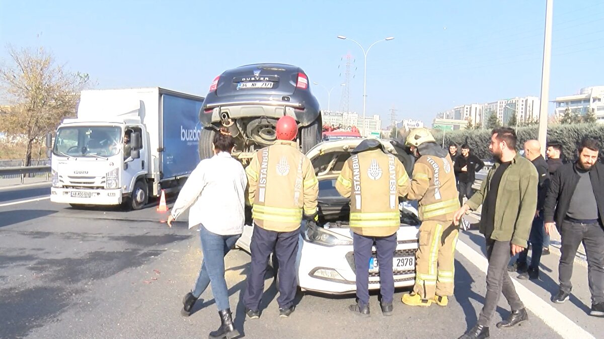 Yaralılar, ambulanslarla hastaneye kaldırıldı. Kaza nedeniyle Basın Ekspres Yolu Atatürk Havalimanı istikameti yaklaşık bir saat trafik tek şeritten sağlandı. 