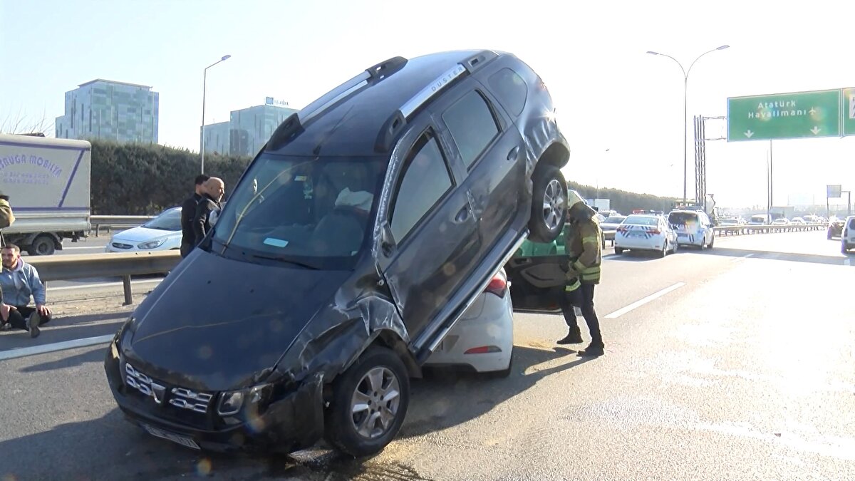 Çarpmanın etkisiyle savrulan otomobil, polis aracının üzerine çıktı. Toplam 4 aracın karıştığı zincirleme kazada, makas atan otomobilde 1 kişi, polis aracında da 2 kişi olmak üzere 3 kişi hafif yaralandı. 