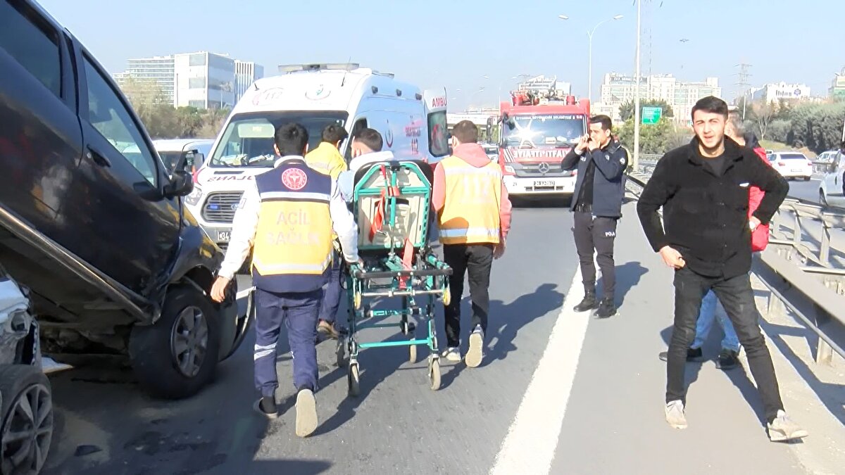 Sürücüsünün direksiyon hakimiyetini kaybettiği otomobil ardından, 34 BL 2978 plakalı sivil polis aracına çarptı. 