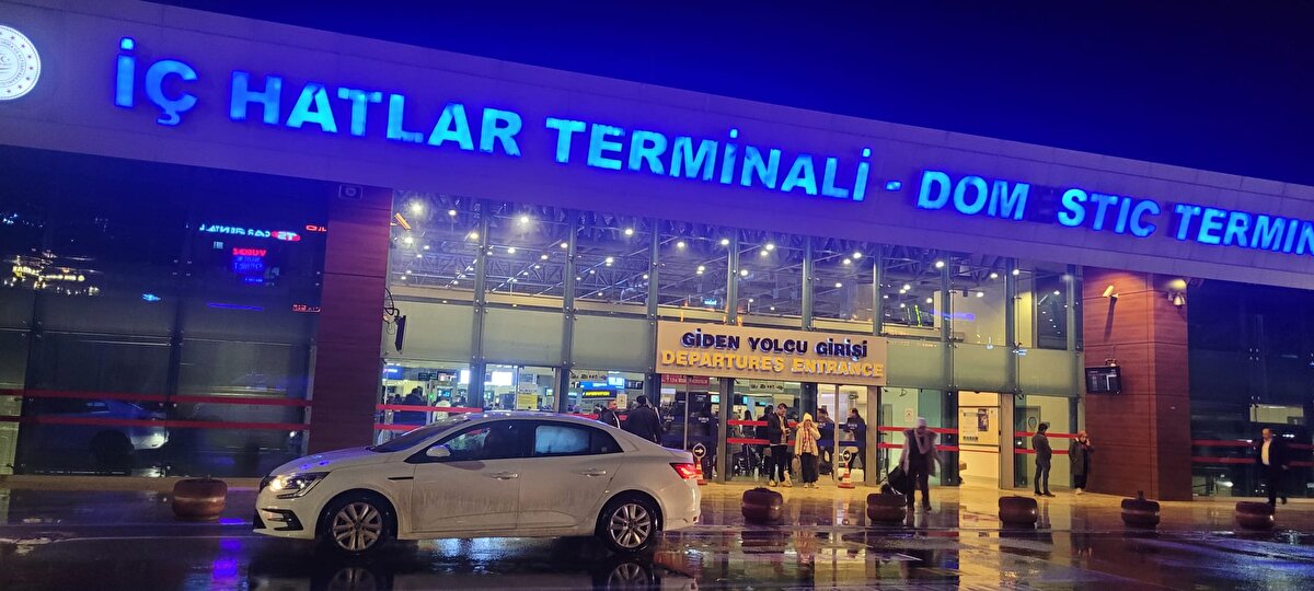 <br><br>İl Emniyet Müdürü Murat Esertürk de havalimanına gelerek, durum hakkında ekiplerden bilgi aldı. Yolcuların tekrar alındığı uçak, yaklaşık 4 saat süren işlemlerin ardından İstanbul'a hareket etti.<br>