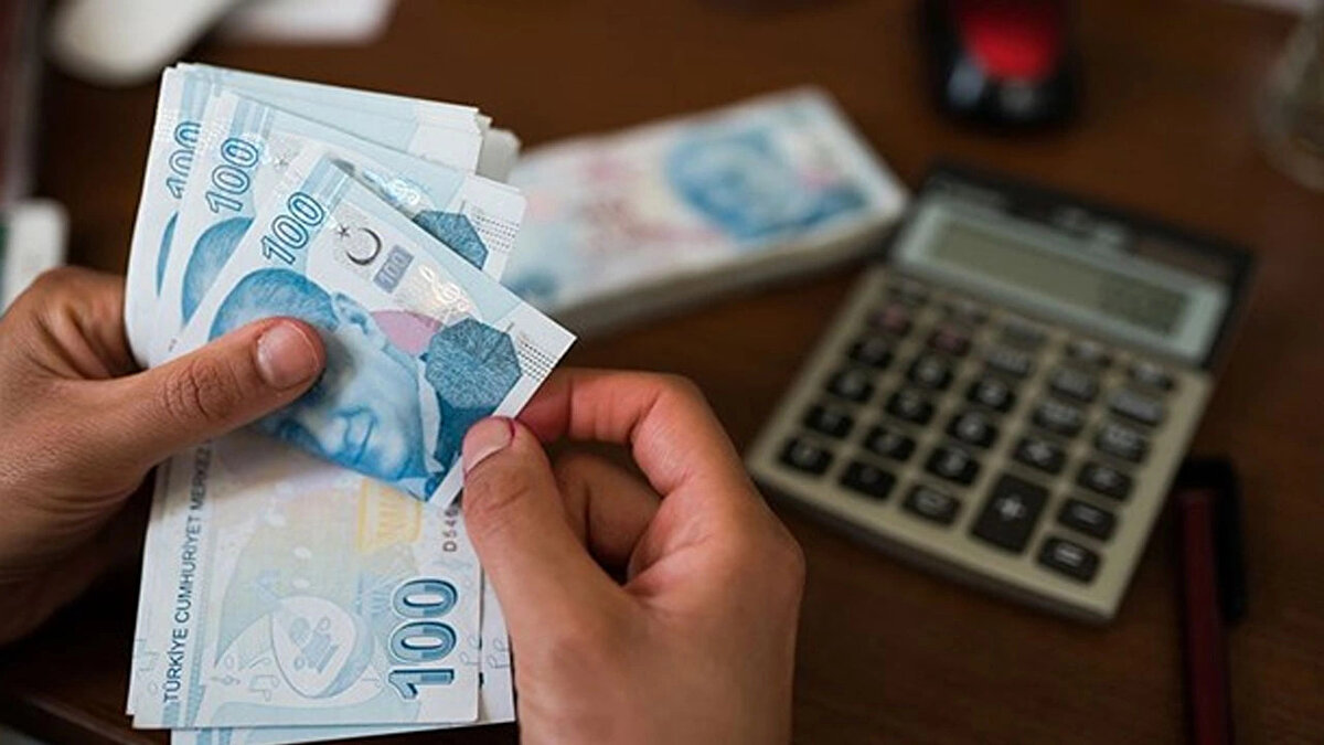 Emekli maaşı hesaplanırken çalışma günü, prim ödemesi gibi bir çok kritere bakılıyor.<br><br>SGK'nın internet sitesinde maaş ve emeklilik zamanı bilgileriyle birlikte, kesinlik içermeden emekli olduğunuzda alacağınız maaşı belirtiyor.