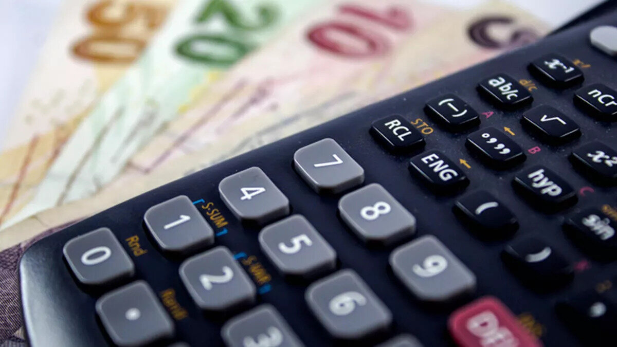 İlk emekli aylığı ne zaman ödenecek?<br>EYT ile ilgili yasa teklifi önce TBMM Plan Bütçe Komisyonu’nda, ardından da Genel Kurul’da görüşülerek yasalaşacak.<br><br>Teklifte tartışmalı düzenlemelerin olmaması halinde iktidar ve muhalefetin işbirliği ile kısa süre içinde görüşmelerin tamamlanıp yasalaşması bekleniyor.<br><br>