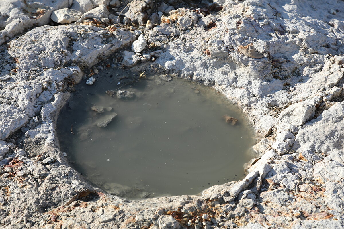 Çavuşoğlu, Van Gölü'ndeki çekilmeyle yıllardır su altında kalan bazı yapı kalıntılarının görülebildiğini, daha önce de kayaya oyulmuş 11 basamaklı Urartu limanının bulunduğunu söyledi. Göldeki çekilmeyle "T" şeklinde kutsal tapınma alanlarının ortaya çıktığını anlatan Çavuşoğlu, şöyle konuştu: "T şeklindeki nişler, daha çok Van Kalesi'nden de bildiğimiz üzere yürüme seviyesinde bulunan, insanların rahat ulaşabileceği türden ana kayaya açılmış olan tapınma alanları. Buraların en büyük özelliği, insanların dini ritüellerini yapabilmesi için bu alanlara gelerek sıvı libasyonu veya tanrılarına adamış oldukları eşyaları bıraktıkları alanlar olması. Şu ana kadar ilk defa yan yana 3 nişin çıkması Urartu arkeolojisi açısından önem arz etmektedir. Van Gölü sularının son yıllarda çekilmesiyle Urartu dönemine ait yapıların, gölün kenarında inşa edilmiş kalelerin ve yerleşim birimlerinin birçok arkeolojik buluntusu ortaya çıkmaya başlamıştır."<br><br>