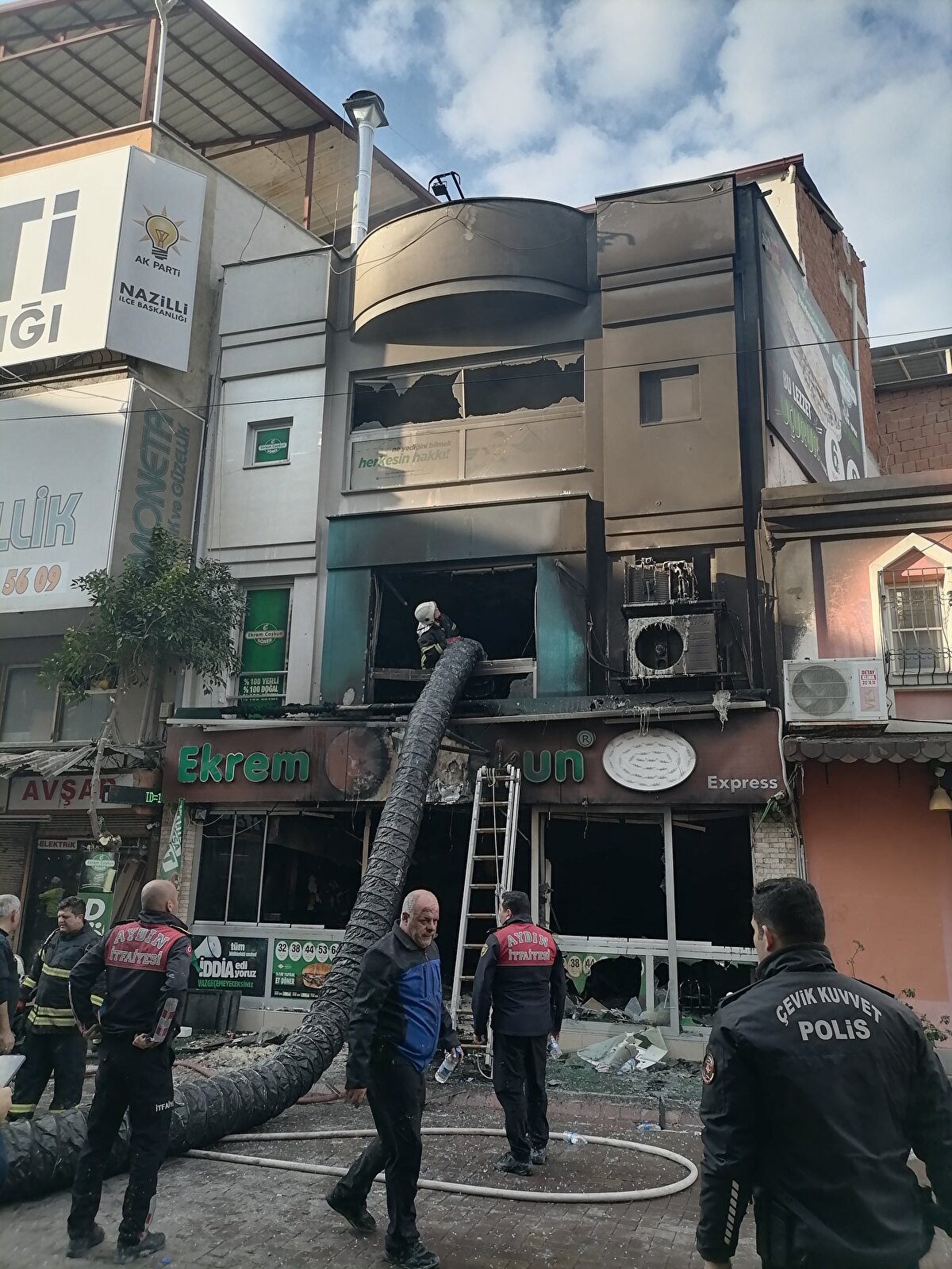 Aksoy, Altıntaş Mahallesi Kıbrıs Caddesi'ndeki bir restorandan 15.30 sıralarında ihbar geldiğini, ilk belirlemelere göre tüp değişimi sırasında patlamanın olduğunu söyledi.<br><br>