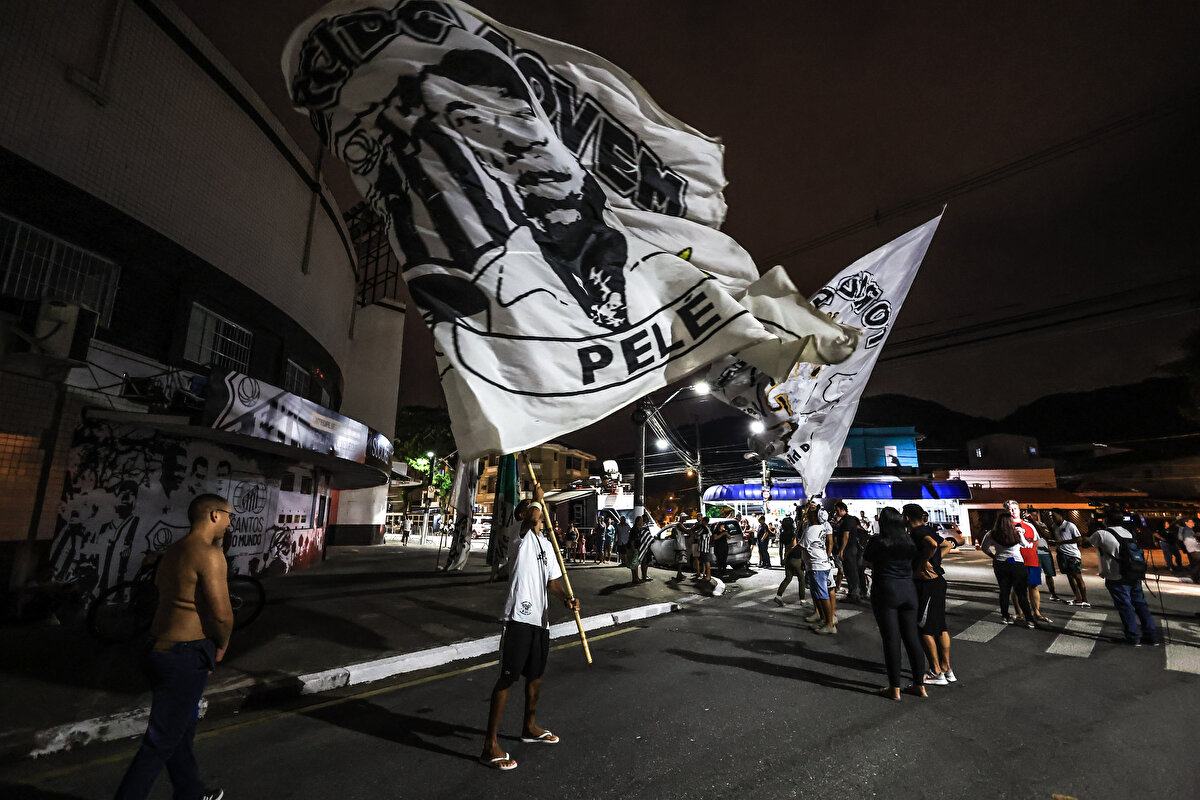 Brezilyalı efsane futbolcu Pele 82 yaşında hayatını kaybetti