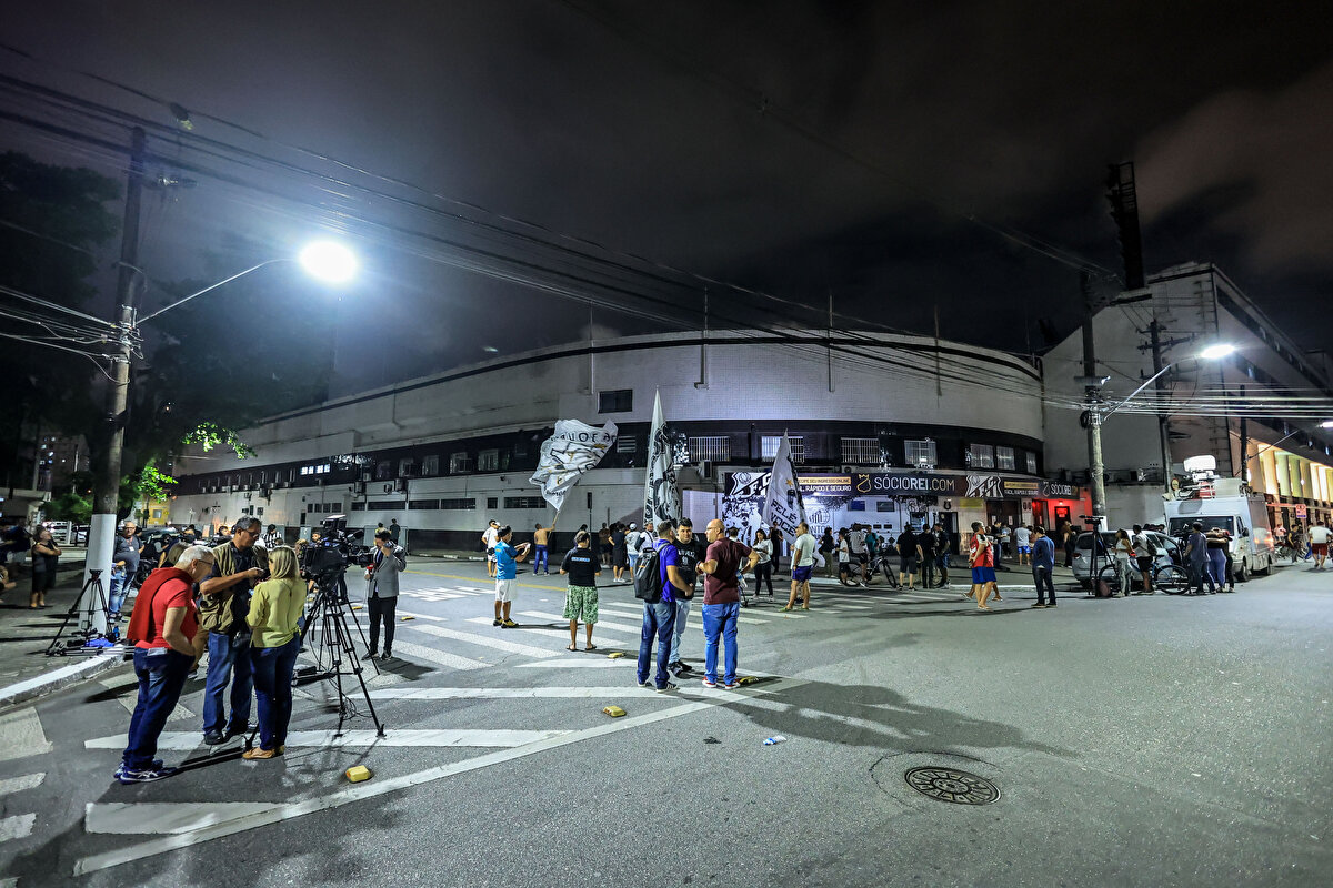Taraftarlar, Brezilya'nın Santos kentinde efsane futbolcu Pele için Vila Belmiro stadyumu önünde toplandılar.
