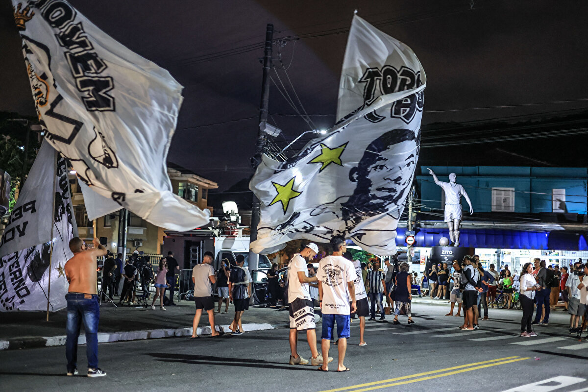 Pele ismiyle tanınan ve futbol tarihinde olağanüstü başarılara imza atan futbolcu Edson Arantes do Nascimento, Sao Paulo'da tedavi gördüğü Albert Einstein Hastanesinde hayata gözlerini yumdu.