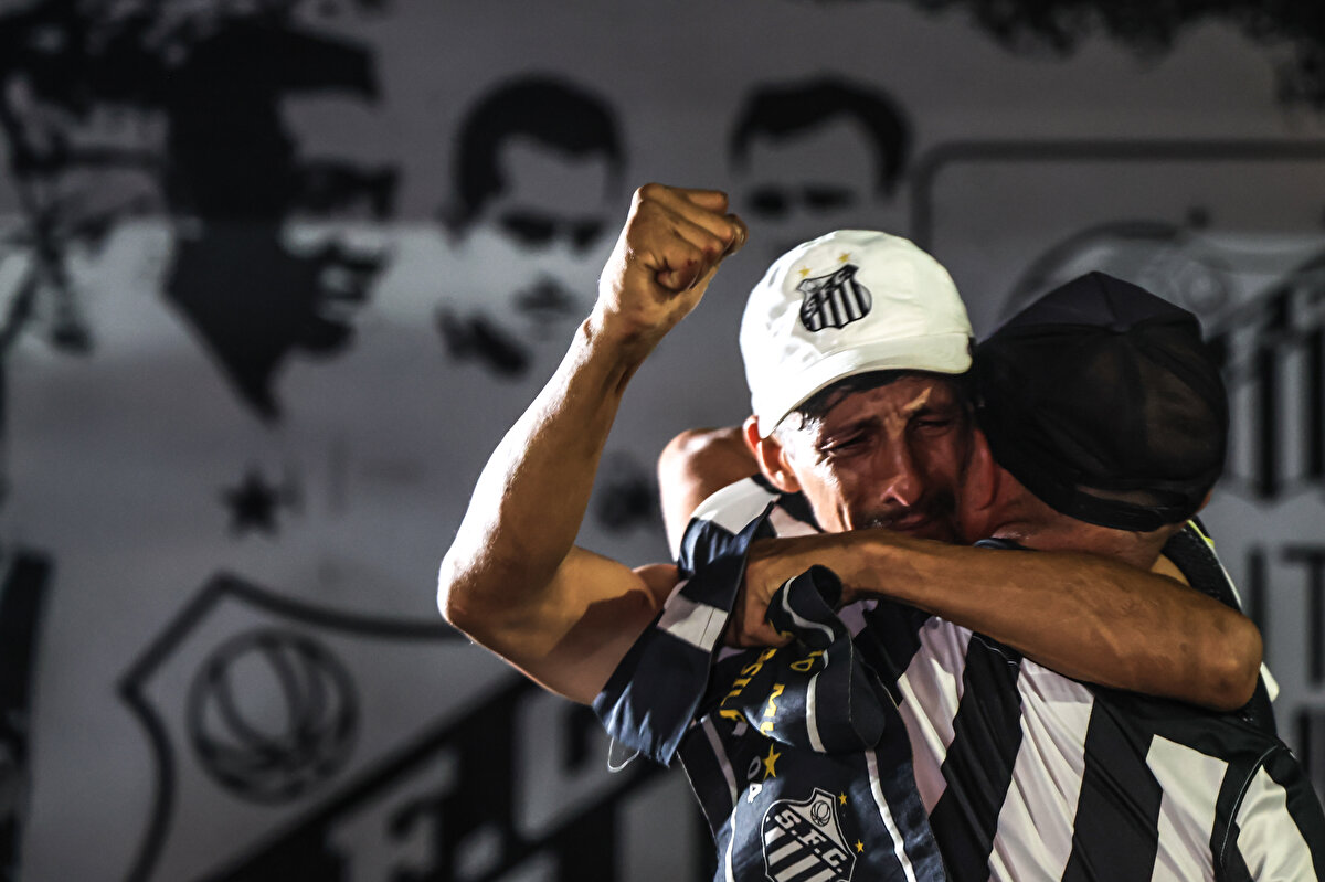 Brezilyalı efsane futbolcu Pele, 29 Kasım'dan bu yana tedavi gördüğü hastanede yaşamını yitirdi. 