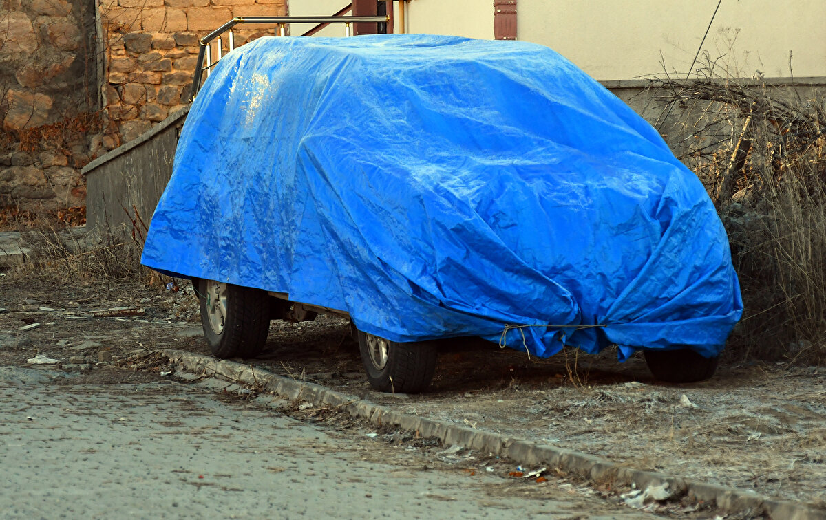 Öte yandan, soğuk havadan etkilenen ve yem bulmakta güçlük çeken kuşları boyacılık yapan bir kişi doyuruyor. Kazımpaşa Caddesi’nde boyacılık yaparak geçimini sağlayan Uğur Tatar, her sabah aldığı buğdayı kuşlara veriyor.<br><br>