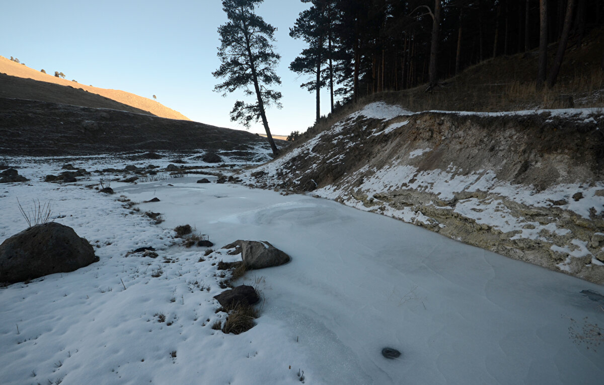 Kars’ta soğuk havanın önümüzdeki günlerde daha da etkili olması bekleniyor. Soğuktan buz tutan Kars Çayı’nda buzdan küçük adacıklar oluştu. Kente gece hava sıcaklığı eksi 17 dereceyi gördü, sabah saatlerinde araç termometreleri eksi 15’i gösterdi.