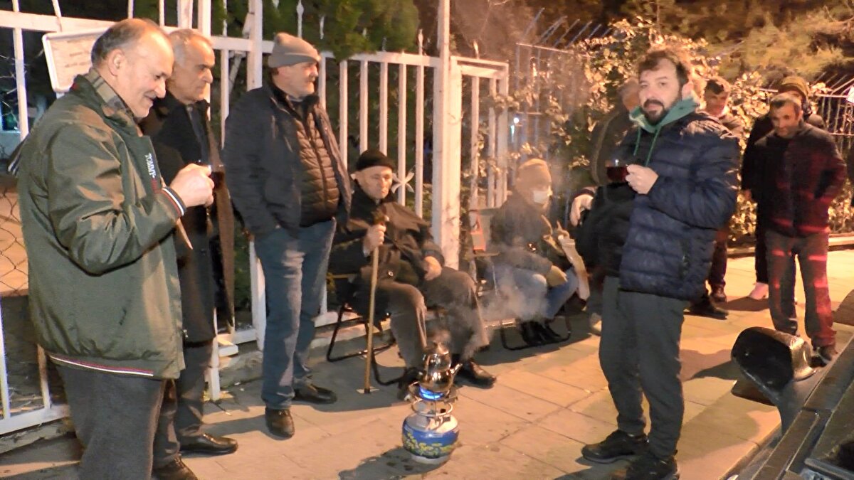  Cumhurbaşkanı Recep Tayyip Erdoğan’ın EYT kararını açıklamasının ardından vatandaşların SGK merkezlerine akını devam ediyor. Sıra bulmak isteyenler gece saatlerinden itibaren Kadıköy Sosyal Güvenlik Merkezi önünde toplanmaya başladı. 